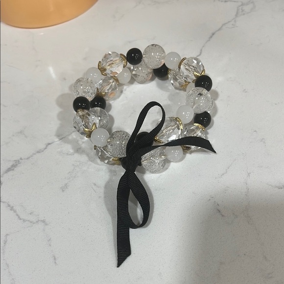 Elegant Black and Clear Beaded Bracelet - Picture 5 of 6